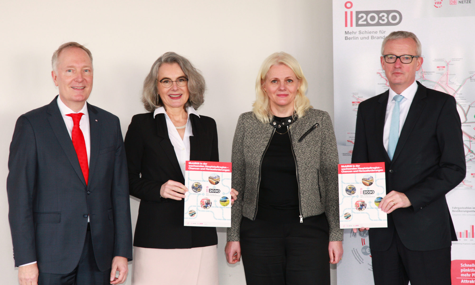 Konzernbevollmächtigter Alexander Kaczmarek der Deutschen Bahn AG für das Land Berlin; Geschäftsführerin Susanne Henckel, VBB Verkehrsverbund Berlin-Brandenburg GmbH; Senatorin Regine Günther, Senatsverwaltung für Umwelt, Verkehr und Klimaschutz des Landes Berlin; Minister Guido Beermann, Ministerium für Infrastruktur und Landesplanung des Landes Brandenburg; (v.l.n.r.)