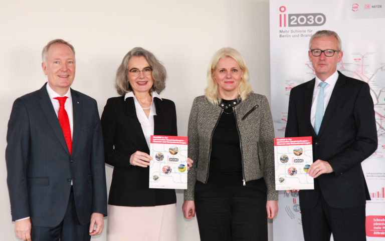 Konzernbevollmächtigter Alexander Kaczmarek der Deutschen Bahn AG für das Land Berlin; Geschäftsführerin Susanne Henckel, VBB Verkehrsverbund Berlin-Brandenburg GmbH; Senatorin Regine Günther, Senatsverwaltung für Umwelt, Verkehr und Klimaschutz des Landes Berlin; Minister Guido Beermann, Ministerium für Infrastruktur und Landesplanung des Landes Brandenburg; (v.l.n.r.)