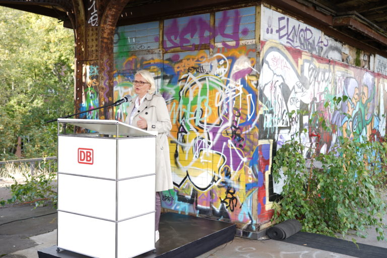 Senatorin Günther (SenUVK) auf dem Bahnhof Wernerwerk, der reaktiviert werden soll, Foto: Deutsche Bahn