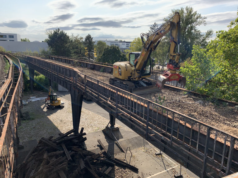 Bagger beräumen das Viadukt von Schotter, Foto: Deutsche Bahn