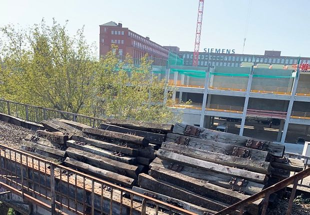 Die Schwellen werden aus dem Gleisbett der Siemensbahn entfernt (Foto: DB AG)