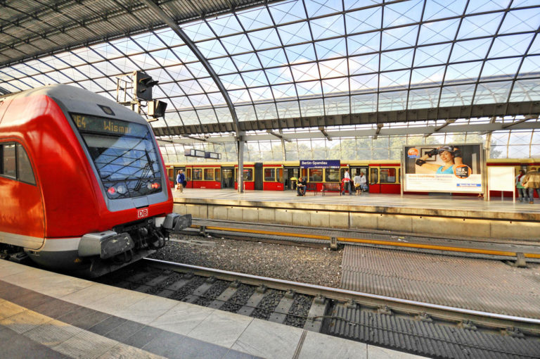 Bahnhof Spandau, S-Bahn, Regional- und Fernverkehr laufen hier zusammen Deutschland