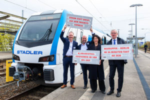 i2030-Partner unterwegs mit dem Flirt Akku Testzug von Stadler auf dem Prignitz-Express, Foto VBB/ Marion Hunger