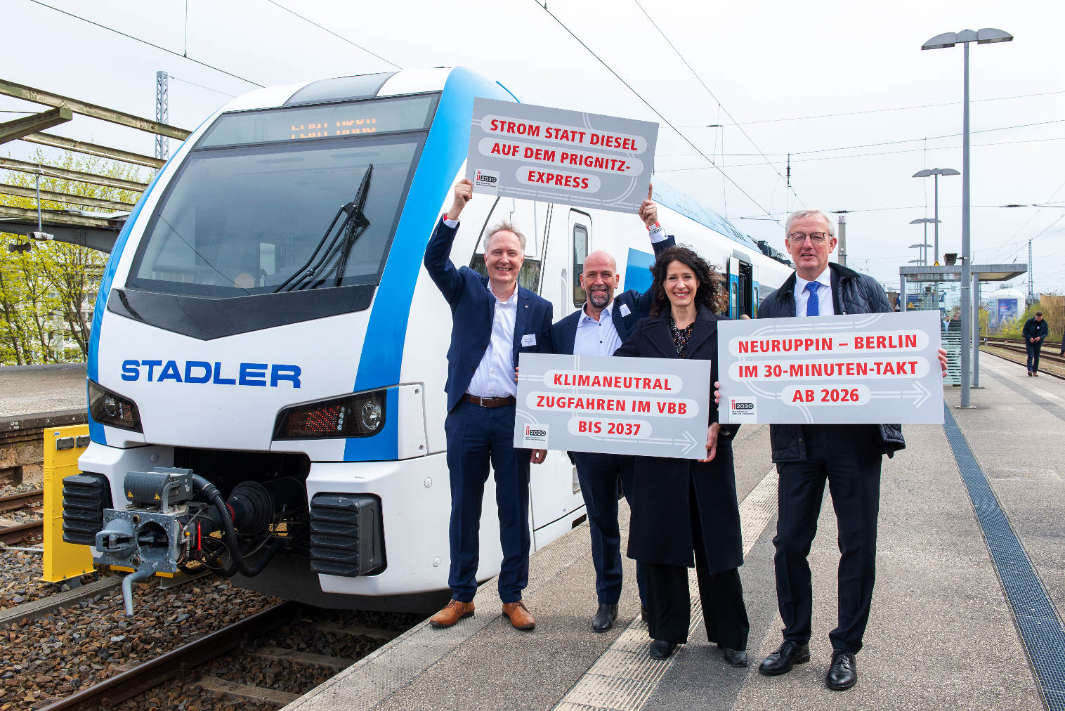 i2030-Partner unterwegs mit dem Flirt Akku Testzug von Stadler auf dem Prignitz-Express, Foto VBB/ Marion Hunger