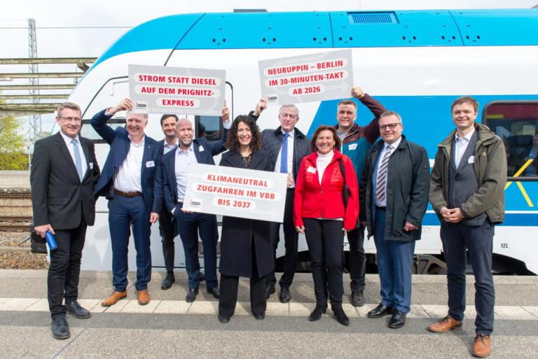 i2030-Partner zusammen mit Bürgermeister*innen und Landrat aus der Prignitz-Express-Region, Foto VBB/ Marion Hunger