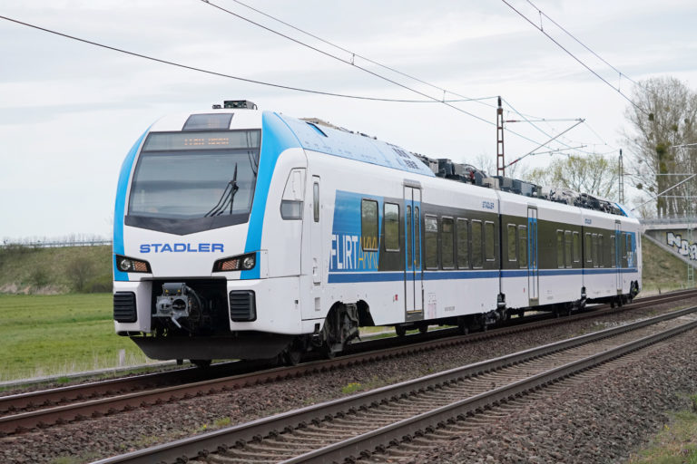 Flirt Akku Testzug im Batteriebetrieb mit herungefahrenen Stromabnehmer, unterwegs von Berlin Gesundbrunnen nach Hennigsdorf, Deutsche Bahn AG / Volker Emersleben