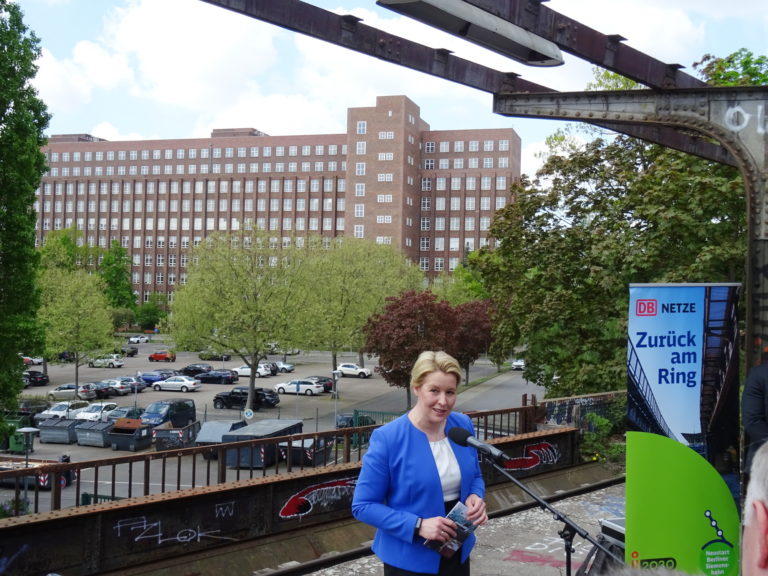 Regierende Bürgermeisterin Giffey zu Besuch auf der Siemensbahn, einem i2030-Projekt, Foto VBB