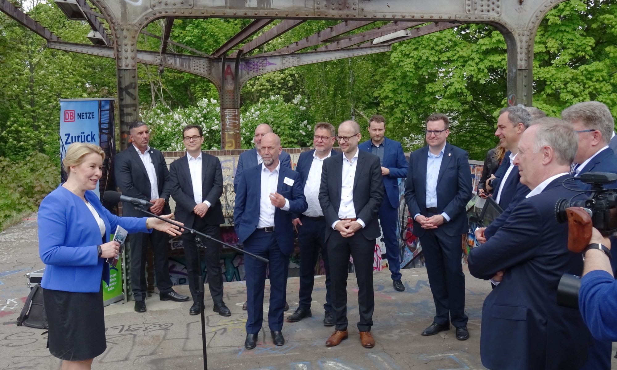 Historischer Bahnhof Siemensstadt, zu Besuch Berlins Regierende Bürgermeisterin, Franziska Giffey, Siemens-Vorstand und CEO Digital Industries, Cedrik Neike, der Konzernbevollmächtigte der Deutschen Bahn (DB) für Berlin, Alexander Kaczmarek und Bereichsleiter beim VBB Thomas Dill, Foto VBB