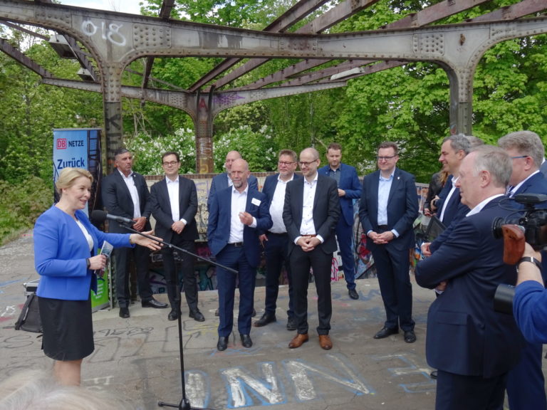 Historischer Bahnhof Siemensstadt, zu Besuch Berlins Regierende Bürgermeisterin, Franziska Giffey, Siemens-Vorstand und CEO Digital Industries, Cedrik Neike, der Konzernbevollmächtigte der Deutschen Bahn (DB) für Berlin, Alexander Kaczmarek und Bereichsleiter beim VBB Thomas Dill, Foto VBB