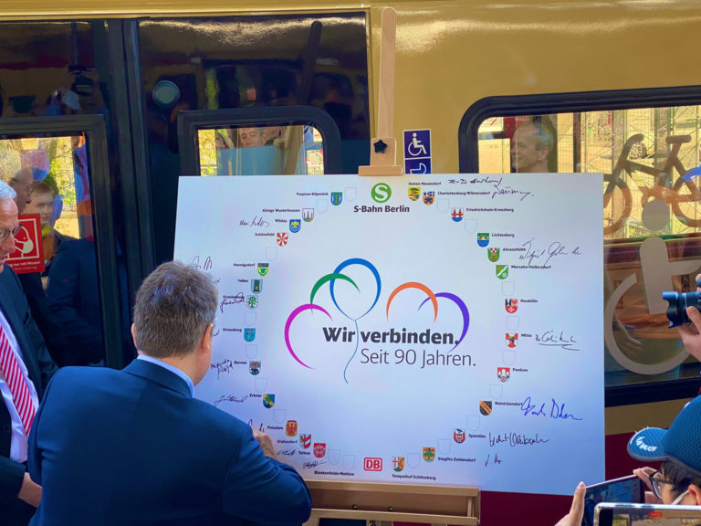 Bürgermeister Albers unterschreibt für die Zugtaufe "Stahnsdorf", Foto: S-Bahn Berlin