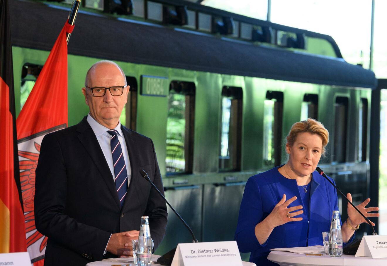 Franziska Giffey (r, SPD), Regierende Bürgermeisterin von Berlin, und Dietmar Woidke (SPD), Ministerpräsident von Brandenburg wollen noch mehr Bahnstrecken in der Region ausbauen, Foto: Soeren Stache/DPA