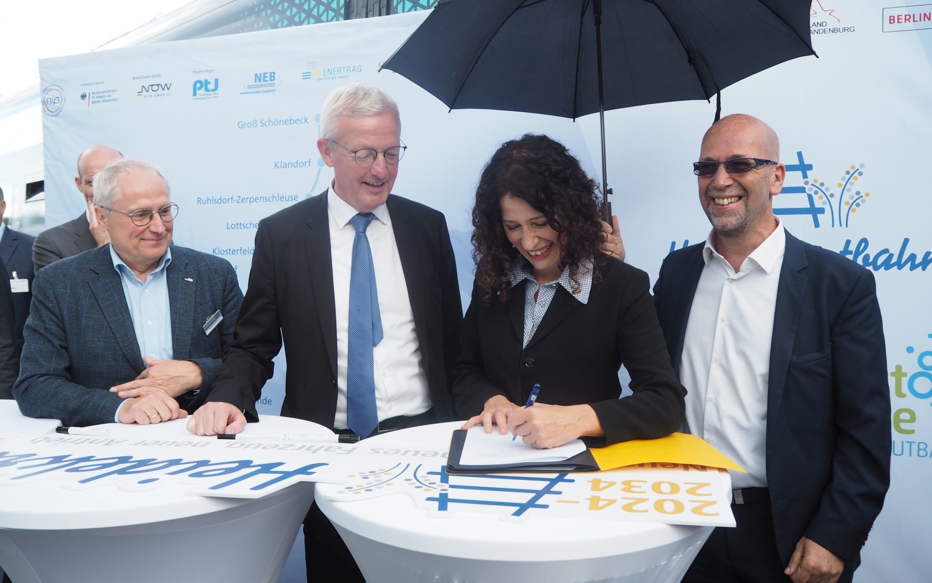 D. Bröcker (NEB), Minister Beermann (MIL), Senatorin Jarasch Sen (UMVK), T. Dill (VBB) bei der Unterzeichnung des Verkehrsvertrages, Foto: NEB