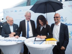 D. Bröcker (NEB), Minister Beermann (MIL), Senatorin Jarasch Sen (UMVK), T. Dill (VBB) bei der Unterzeichnung des Verkehrsvertrages, Foto: NEB