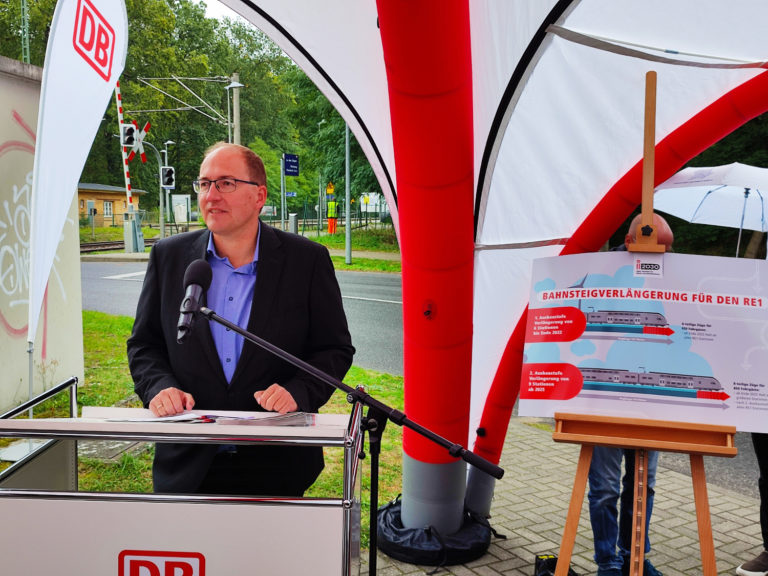 RE1-Bahnsteigverlängerung Rede zum Spatenstich von Bernd Arm vom VBB, RE1-Bahnsteigverlängerung Rede zum Spatenstich von Minister Beermann, Foto: VBB