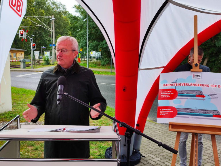 RE1-Bahnsteigverlängerung Rede zum Spatenstich von Minister Beermann, Foto: VBB