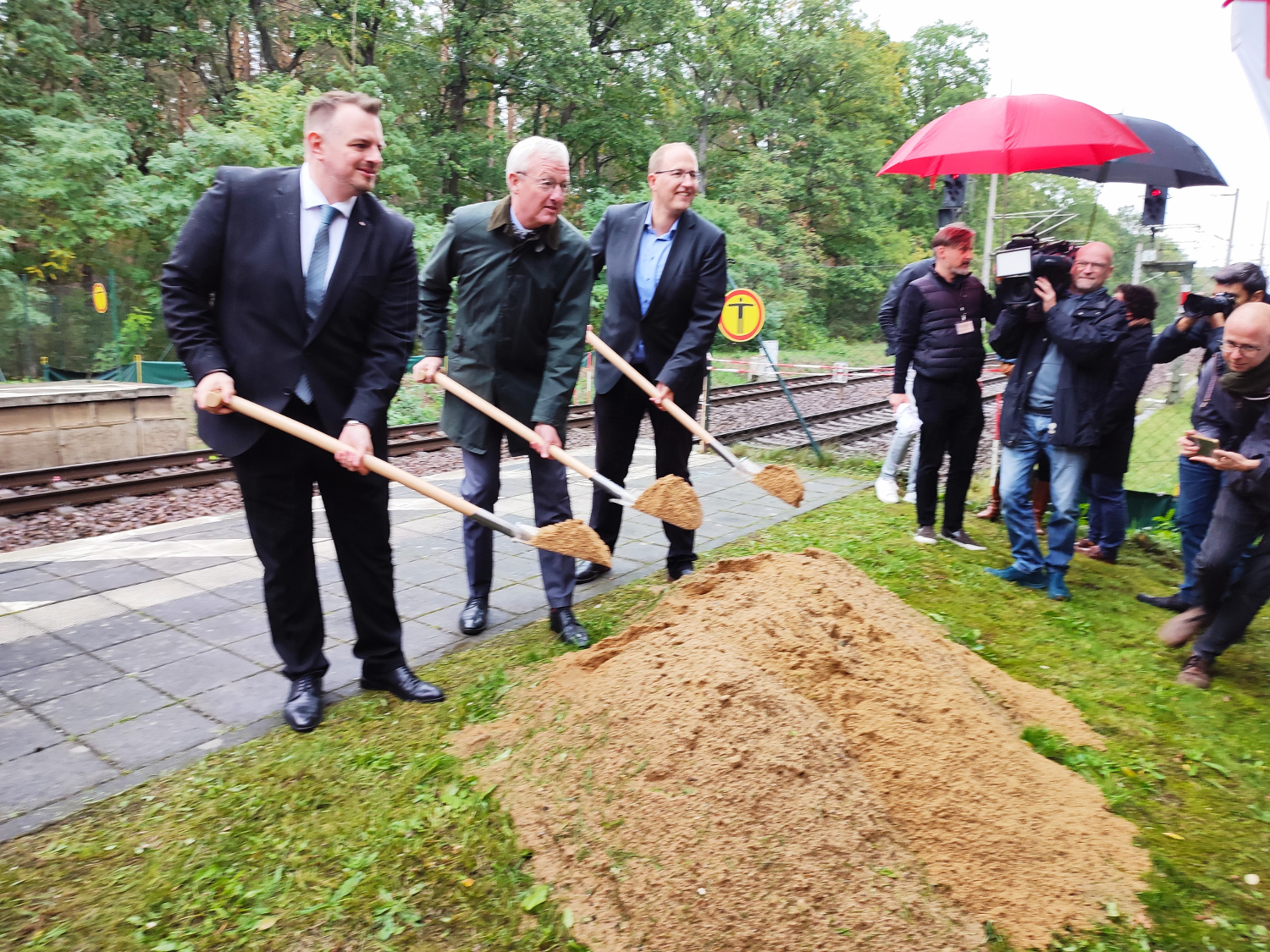 RE1-Bahnsteigverlängerung Spatenstich mit Guido Beermann (Infrastrukturminister in Brandenburg), Daniel Euteneuer (DB Station&Service) und Bernd Arm (VBB GmbH), Foto: VBB