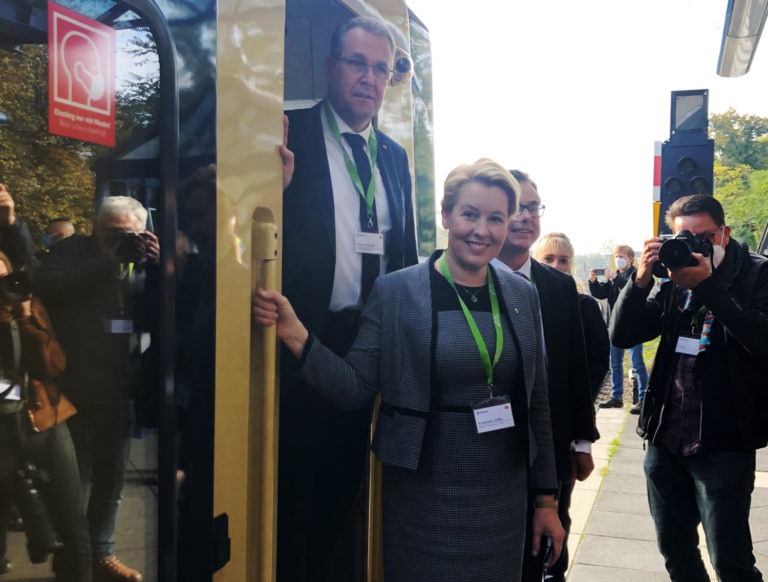 Rainer Genilke (MIL Brandenburg) und Franziska Giffey (Berliner Bürgermeisterin) bei der Verlängerung der S8 nach Wildau, Foto: VBB