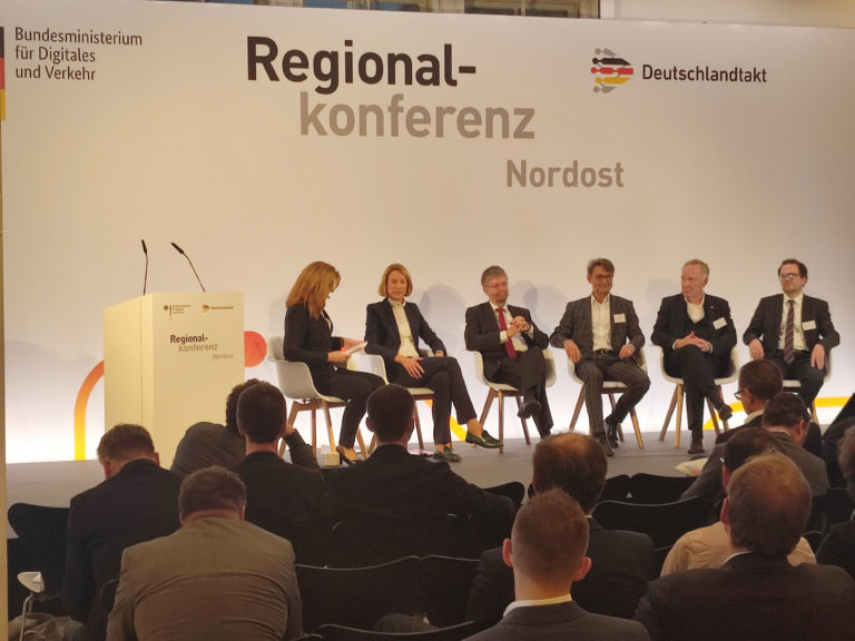 Deutschlandtakt Regionalkonferenz Nordost, u.a. mit Staatssekretärin Meike Niedbal, Ministerialdirigent Hugo Gratza, Abteilungsleiter Egbert Neumann, Konzernbevollmächtiger Alexander Kaczmarek, Foto VBB