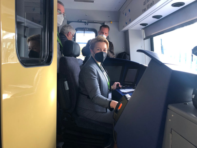 Franziska Giffey (Berliner Bürgermeisterin) im Führerstand der neue S-Bahn-Fahrzeuge, Foto: VBB