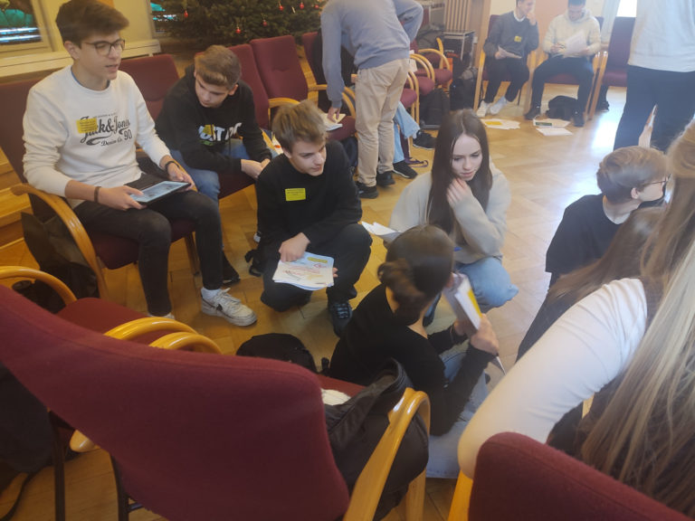 Planspiel mit Schüler*innen des Lise-Meitner-Gymnasiums im Rathaus Falkensee, Foto: VBB