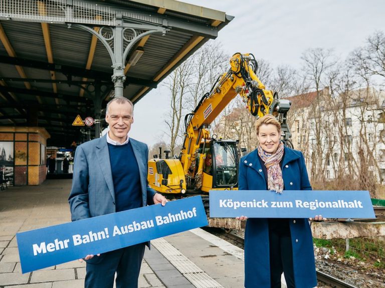DB-Infrastrukturvorstand Berthold Huber und die Regierende Bürgermeisterin von Berlin Franziska Giffey gaben heute am Bahnhof Köpenick den Startschuss für die Bauarbeiten. Foto: Deutsche Bahn