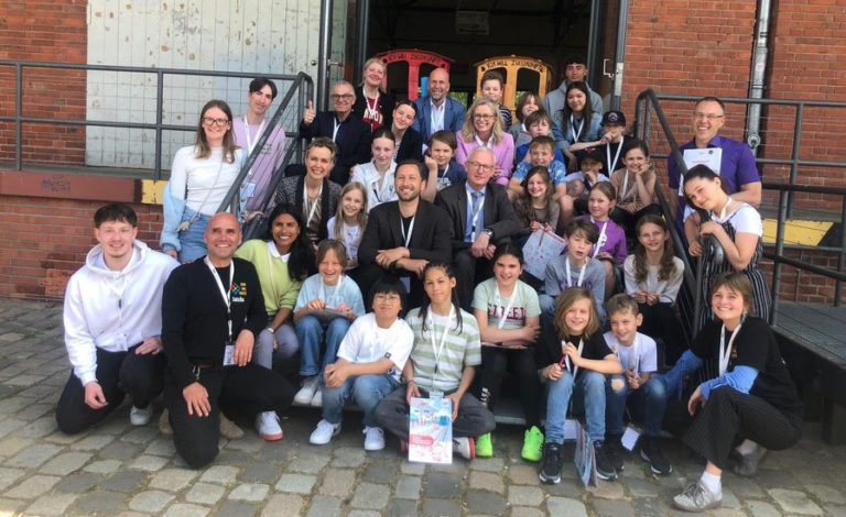 Gruppenfoto der Schüler*innen mit Senatorin Schreiner, Minister Beermann, VBB-Geschäftsfüherin Bonde, DB Regionalleiter Ost Herr Armbruster, DLR-Bahnforscher Herr Grippenkoven, Foto VBB