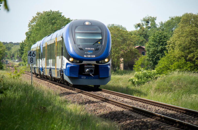 „Umsetzungsfahrplan“ für den zukunftsfähigen Infrastrukturausbau der Ostbahn steht; Foto: VBB