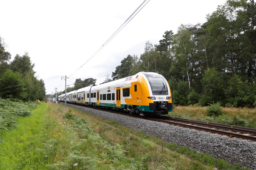6- und 8-teilige Desiro-Züge der ODEG sind auf der RE1-Strecke unterwegs, Foto: ODEG