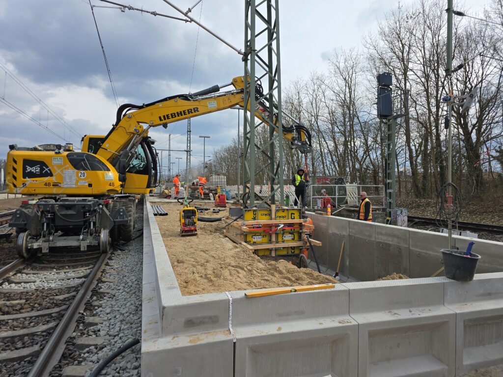 Fläche für die Bahnsteigverlängerung an der Station Potsdam Park Sanssouci wird mit Sand aufgefüllt, Foto: DB InfraGO AG/Marc Manthey