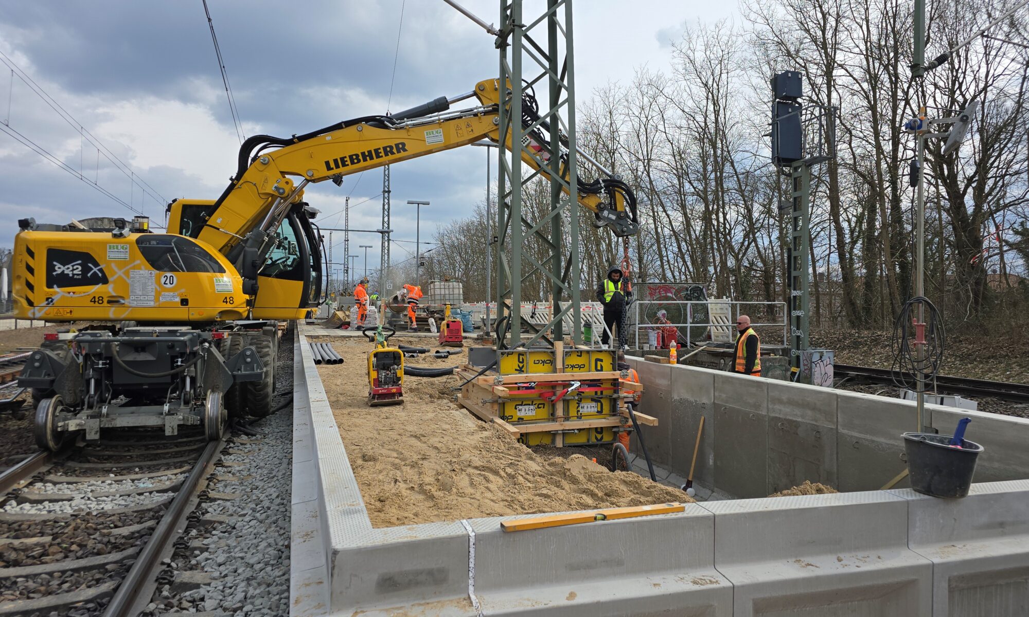 Fläche für die Bahnsteigverlängerung an der Station Potsdam Park Sanssouci wird mit Sand aufgefüllt, Foto: DB InfraGO AG/Marc Manthey