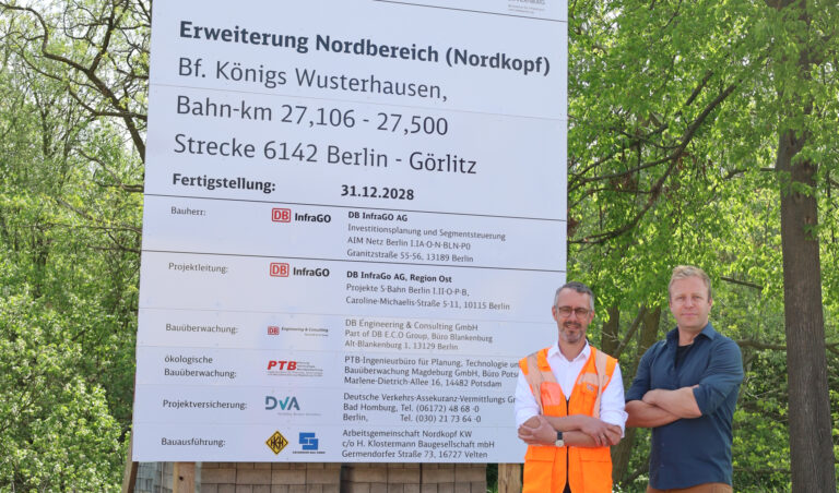 Bauvorbereitung für Umbau der nördlichen Einfahrt am Bahnhof Königs Wusterhausen starten, mit Projektleiter Corwyn Schutz und Julian Thiel vom Stakeholdermanagement der DB InfraGO AG , Foto: VBB, Fülling
