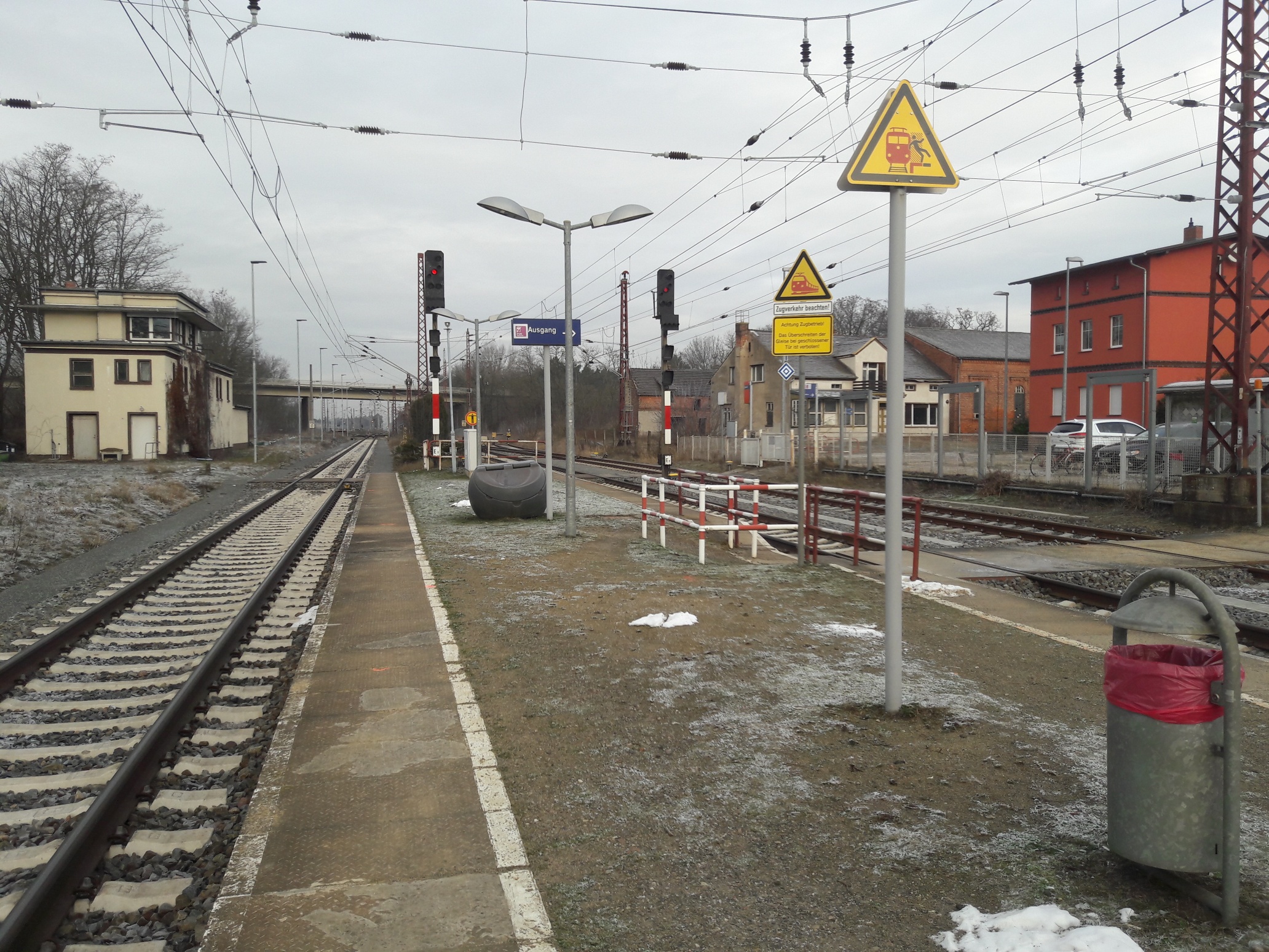 Derzeitiger Zustand der Verkehrsstation Ziltendorf an der Eisenbahnstrecke zwischen Frankfurt(Oder) und Cottbus - der höhengleiche Zugang wird ersetzt und die Bahnsteige werden verlängert. Foto: DB InfraGO AG