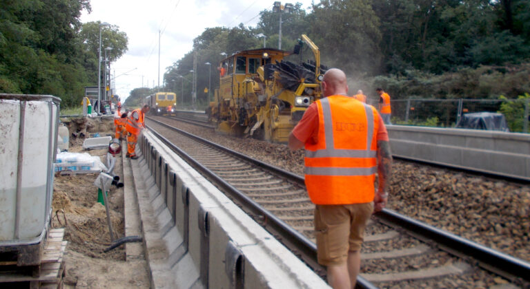 RE1-Bahnsteigverlängerung in Hangelsberg, Vorbereitung der neuen Bahnsteigkanten , Foto DB InfraGO AG
