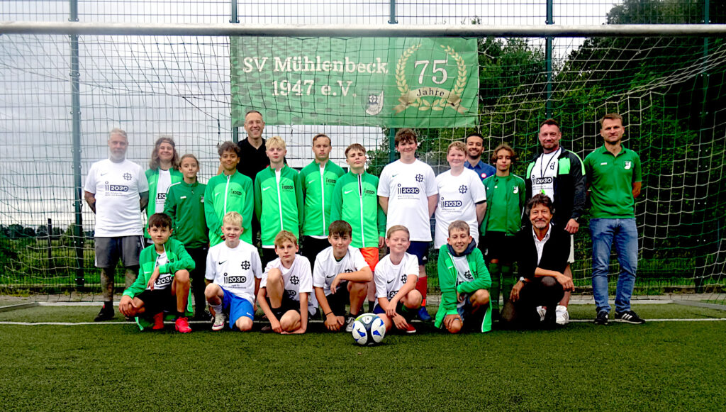 Neue Trikots vom Projekt i2030 für die Fußballer vom SV Mühlenbeck 1947 e.V., Foto: VBB GmbH, Stapf