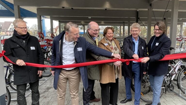 Eröffnet haben den VBB-RadPark v.l.n.r. Stephan Willhelm, Bahnstadt, Christoph Heuing, VBB-Geschäftsführer, Arne Herz, Staatssekretär SenMVKU, Dr. Ina Bartmann, Staatssekretärin Ministerium für Infrastruktur und Landesplanung, Ansgar Scharnke, Bürgermeister Neuenhagen bei Berlin und Michael Fugel, Geschäftsführer infraVelo © VBB