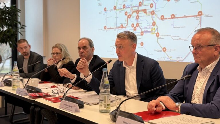 Auf dem Podium der Pressekonferenz zum großen Fahrplanwechsel im VBB-Gebiet saßen v.l.n.r.: Patrick Fiedler, Verkehrsplaner beim VBB, Ute Bonde, Senatorin des Senats für Mobilität, Verkehr, Klimaschutz und Umwelt, Joachim Radünz, Pressesprecher des VBB, Christoph Heuing, VBB-Geschäftsführer und Detlef Tabbert, Minister im Ministerium für Infrastruktur und Landesplanung des Landes Brandenburg. © VBB