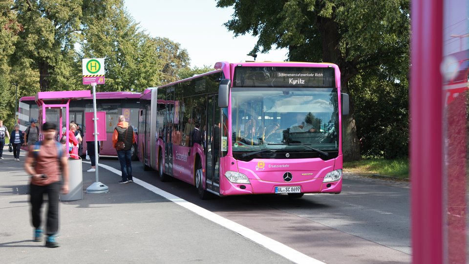 Schienenersatzverkehr Richtung Kyritz abfahrend vom Bahnhof Wustermark © VBB