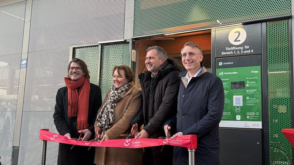 Den VBB-RadPark in Cottbus haben eröffnet v.l.n.r. Michael Fugel, Geschäftsführer GB InfraVelo, Dr. Ina Bartmann, Staatssekretärin Ministerium für Infrastruktur und Landesplanung des Landes Brandenburg, Tobias Schick, Bürgermeister Cottbus und Christoph Heuing, Geschäftsführer des VBB © VBB