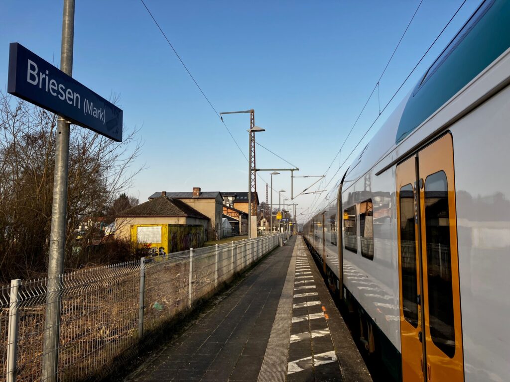 Die bestehenden Bahnsteige sollen auf 220 Meter verlängert werden, um zukünftig längere Züge an den RE1-Stationen halten zu lassen, Foto DB InfraGO AG