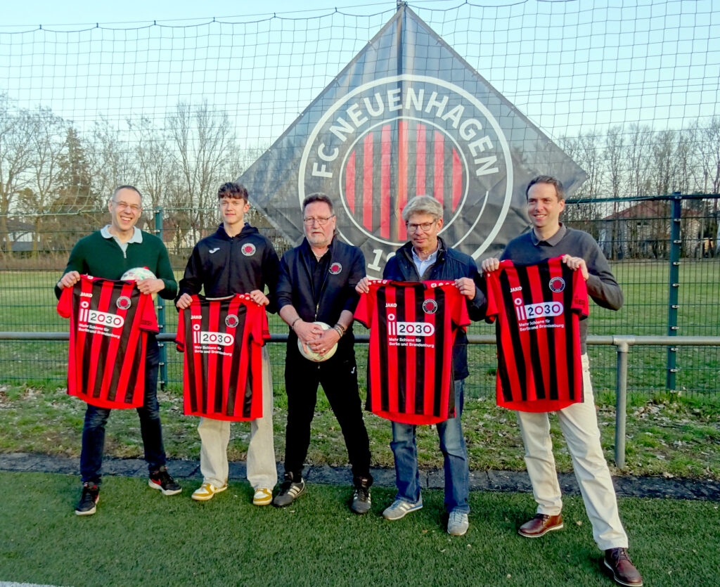 Übergabe der i2030-Trikots an den FC Neuenhagen e.V. zusammen mit dem Bürgermeister Ansgar Scharnke, Foto: VBB GmbH