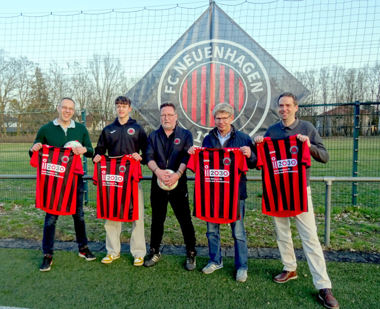 Übergabe der i2030-Trikots an den FC Neuenhagen e.V. zusammen mit dem Bürgermeister Ansgar Scharnke, Foto: VBB GmbH