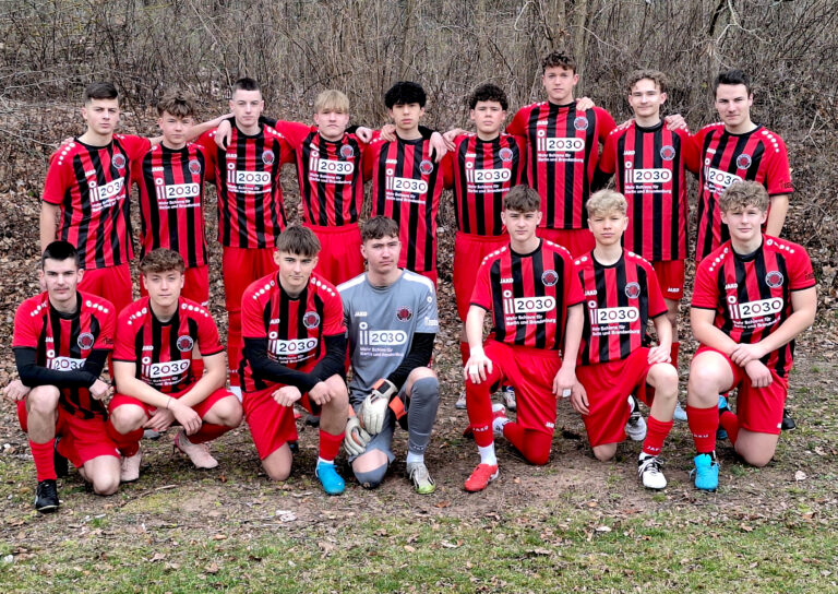 Übergabe der i2030-Trikots an die Juniorenmannschaft des FC Neuenhagen e.V., Foto: FC Neuenhagen