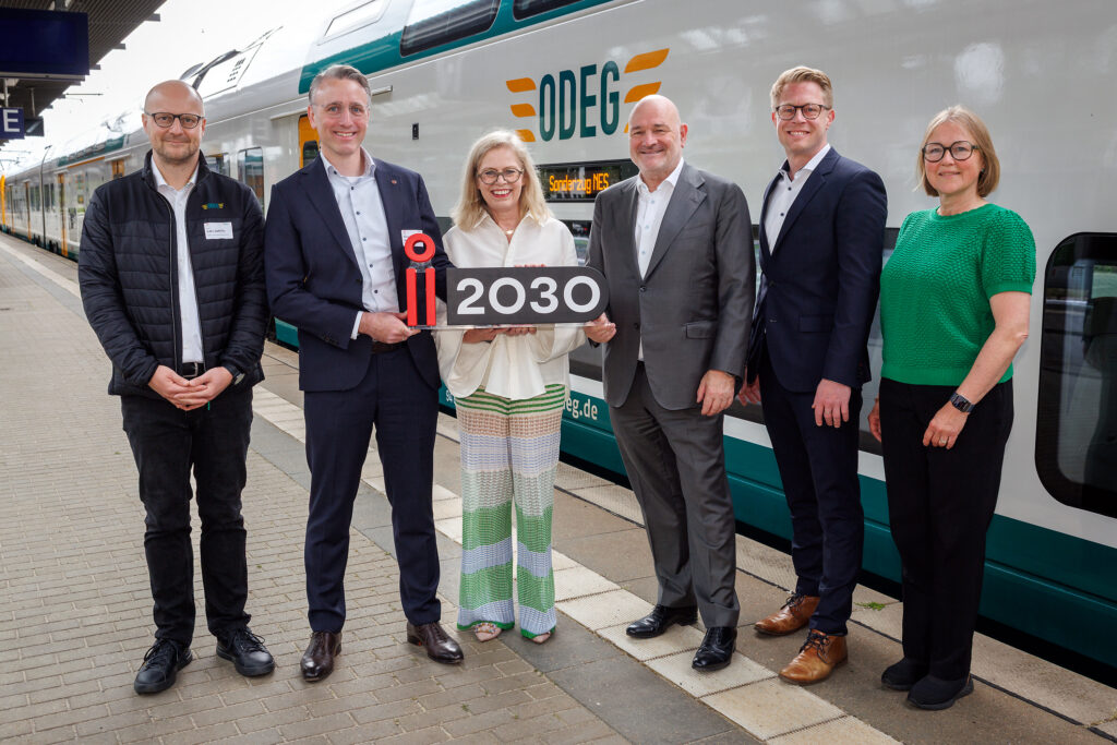 v.l.n.r.: Lars Gehrke, Geschäftsführer der ODEG; Christoph Heuing, Geschäftsführer des VBB; Ute Bonde, Senatorin für Mobilität, Verkehr, Klimaschutz und Umwelt des Landes Berlin; Robert Crumbach, Minister für Infrastruktur und Landesplanung des Landes Brandenburg; Stefan Neubert, Geschäftsführer der ODEG; Evelyn Gollasch, DB InfraGO AG / i2030, Foto: ODEG