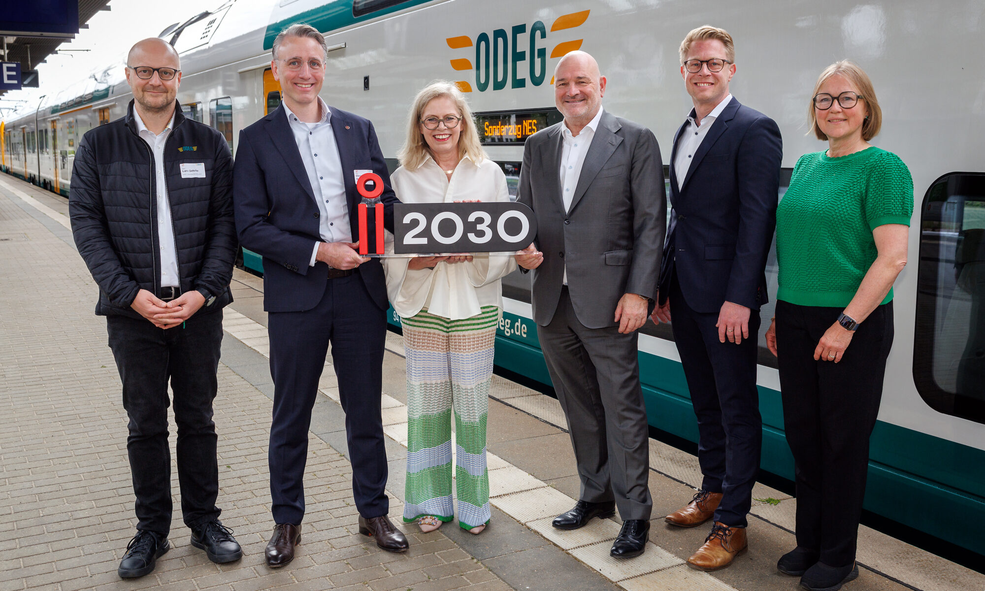 v.l.n.r.: Lars Gehrke, Geschäftsführer der ODEG; Christoph Heuing, Geschäftsführer des VBB; Ute Bonde, Senatorin für Mobilität, Verkehr, Klimaschutz und Umwelt des Landes Berlin; Robert Crumbach, Minister für Infrastruktur und Landesplanung des Landes Brandenburg; Stefan Neubert, Geschäftsführer der ODEG; Evelyn Gollasch, DB InfraGO AG / i2030, Foto: ODEG