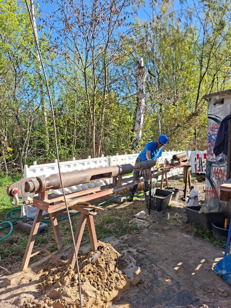 Vorbereitung eines Bohrgutliners für eine 25 m Bohrung. Foto: DB InfraGO AG