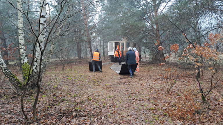 Bodendruckmessgerät, Lastverteilerplatten zum Schutz des Bodens. Foto: DB InfraGO AG