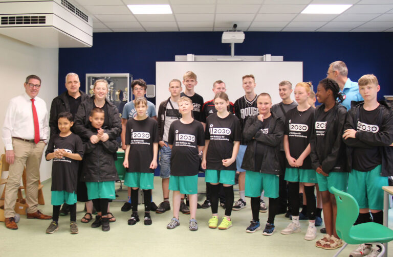 Übergabe der i2030-Trikots an die Robinson Schule in Bernau zusammen mit dem Bürgermeister André Stahl, Foto: Stadt Bernau
