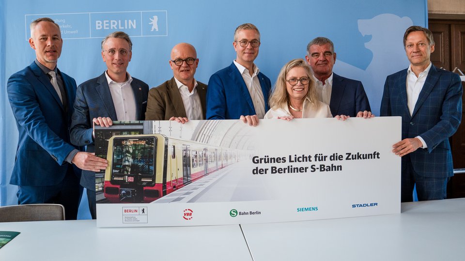 An der Pressekonferenz zur Zuschlagserteilung im S-Bahn-Ausschreibungsverfahren haben teilgenommen v.l.n.r.: Vorstand & techn. Bereichsleitung der LSFB Andreas Hiller, VBB-Geschäftsführer Christoph Heuing, S-Bahn-Geschäftsführer Heiko Büttner, Bürgermeister und Finanzsenator für Berlin Stefan Evers, Verkehrssenatorin für Berlin Ute Bonde, CEO Siemens Mobility Michael Peter und Peter Spuhler, Verwaltungspräsident der Stadler Rail GmbH, Foto: Deutsche Bahn AG/Volker Emersleben