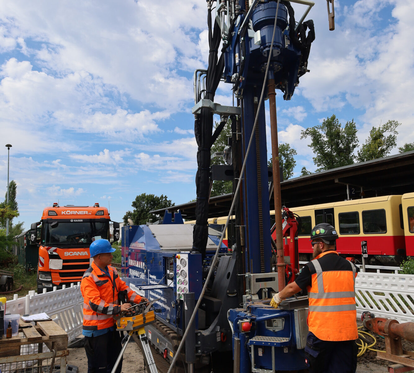 Neben der Erkundungsfläche am Bahnhof Schöneberg hält ein Zug der Berliner S-Bahn, Foto: VBB GmbH/Fülling