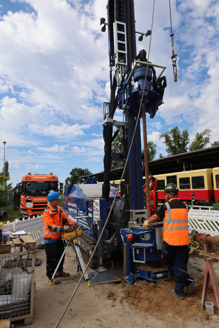 Neben der Erkundungsfläche am Bahnhof Schöneberg hält ein Zug der Berliner S-Bahn, Foto: VBB GmbH/Fülling